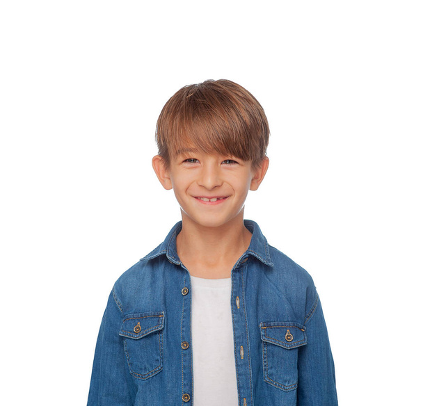 Garoto sorridente em jaqueta jeans azul em um fundo branco - Foto, Imagem