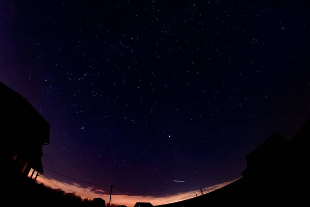 Casa de campo en la noche estrellada - Foto, Imagen