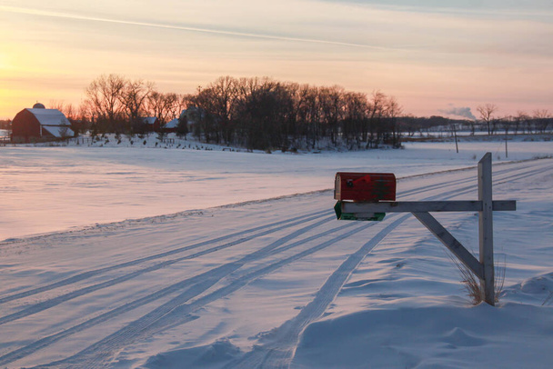 Mailbox em Minnesota rural, EUA. Tempo de Natal por do sol em um dia de inverno. - Foto, Imagem