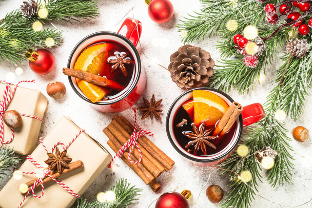Mulled wine in red mugs with christmas decorations. - Valokuva, kuva