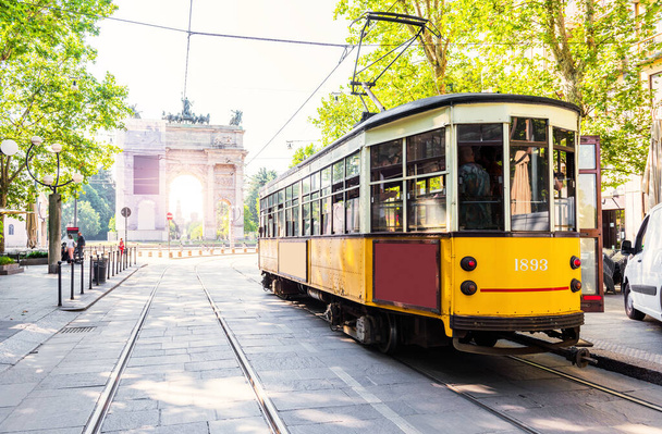 Arch of Peace (Arco della Pace) pohled s nostalgickou žlutou tramvají v MILANO, ITÁLIE. - Fotografie, Obrázek