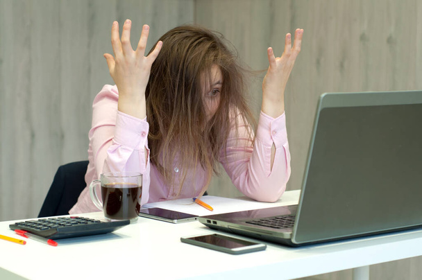 Příliš mnoho práce unavená mladá žena sedí u stolu před notebookem. Rušný plán vyhoření pracoviště koncepce nedostatku spánku - Fotografie, Obrázek