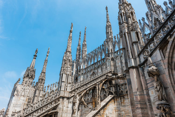 A Duomo di Milano katedrális tetőterasza a Duomo Square-en. Milano, Olaszország. - Fotó, kép