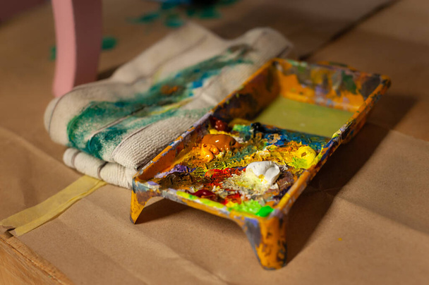 Mobiliário de pintura: bandeja de pintura com tintas coloridas em papelão  - Foto, Imagem