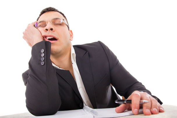 Erschöpfter Geschäftsmann schläft gähnend am Schreibtisch - Foto, Bild