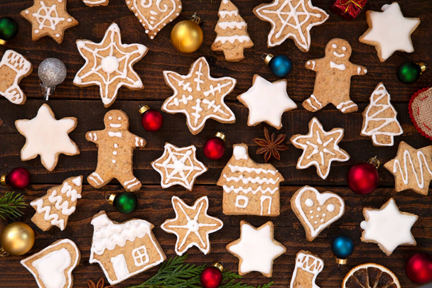 Gingerbread cookies with spices and holiday ornaments - Foto, Imagen