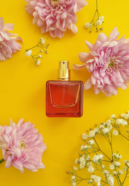 bottle perfume flower on a colored background - Fotoğraf, Görsel