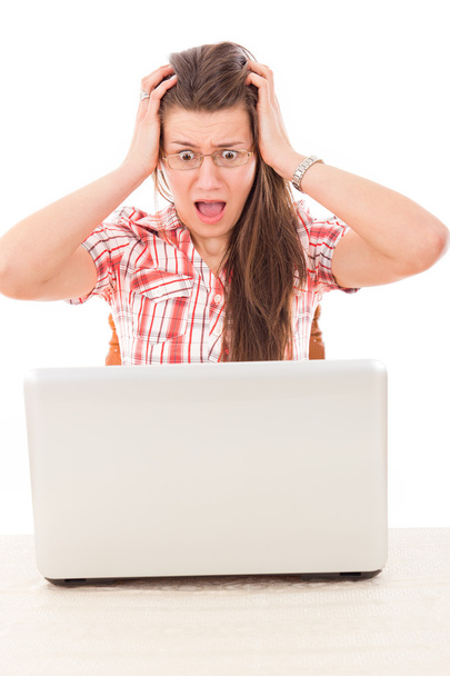 σοκαρισμένος casual γυναίκα που ψάχνει στο φορητό υπολογιστή με τα μάτια ανοιχτά - Φωτογραφία, εικόνα