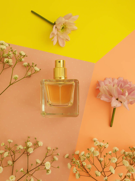 bottle perfume flower on a colored background - Fotografie, Obrázek