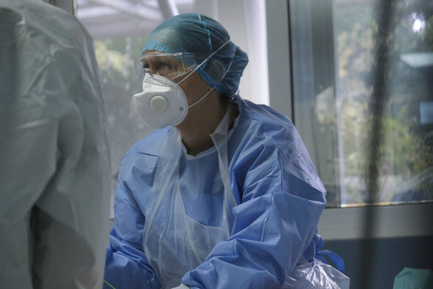 Wnętrze jednostki intensywnej opieki medycznej dla pacjentów cierpiących na chorobę koronawirusową (COVID-19) w Szpitalu Ateńskim w Grecji w dniu 8 listopada 2020 r.. - Zdjęcie, obraz