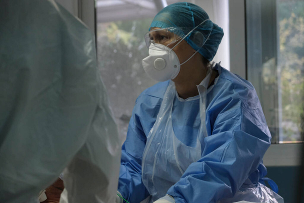 Innenansicht der Intensivstation für Patienten mit der Coronavirus-Krankheit (COVID-19) im Krankenhaus von Athen in Griechenland am 8. November 2020. - Foto, Bild