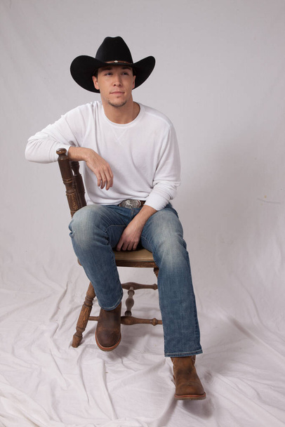 Felice uomo in un cappello da cowboy nero - Foto, immagini