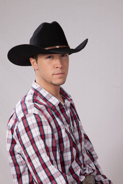 Huomaavainen nuori cowboy ruudullinen paita - Valokuva, kuva
