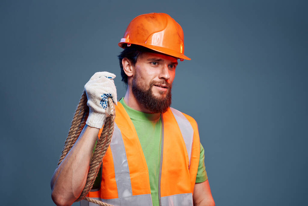 barbudo hombre en naranja duro sombrero construcción profesional recortado vista - Foto, imagen