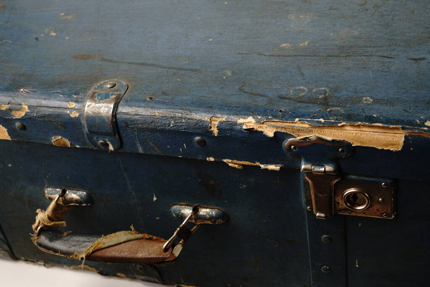 Stara walizka około 40 lat XIX wieku. Ciemnoniebieski kolor i chronione narożniki z metalowymi wkładkami. Dwa zamki. Duży..  - Zdjęcie, obraz