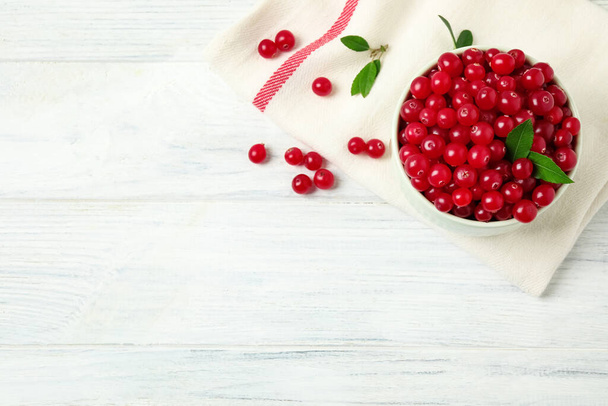 Tasty ripe cranberries on white wooden table, flat lay. Space for text - Foto, afbeelding