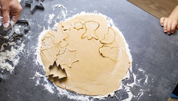 Weihnachten und Neujahr, Mutti und Kinder bereiten Lebkuchen zu - Foto, Bild