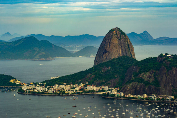Korkea kulma näkymä Sugar Loaf ja Botafogo ranta Rio de Janeiro. - Valokuva, kuva