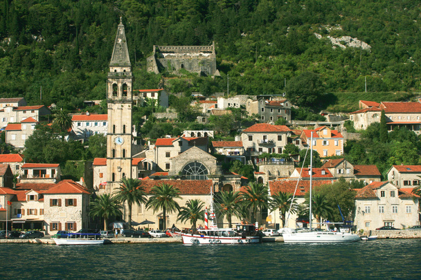 невеликий селі на березі затоки Котор - Которська, Чорногорія - Фото, зображення