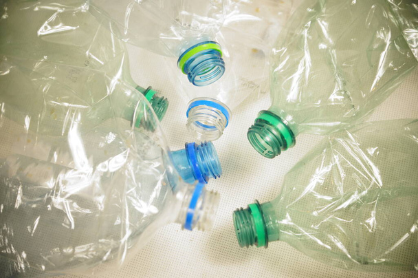 Wasserflaschen aus Kunststoff - Mülltrennung zur Steigerung des Umweltbewusstseins. - Foto, Bild