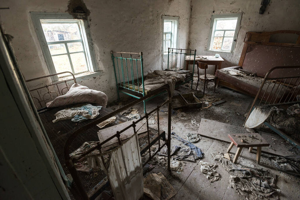 Dentro casa in villaggio abbandonato Mashevo, interno post apocalittico, zona di esclusione di Chernobyl, Ucraina - Foto, immagini