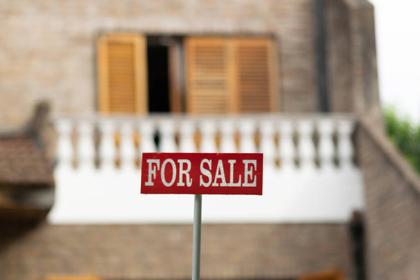 σπίτι προς πώληση με σήμα πραγματικό κράτος - Φωτογραφία, εικόνα