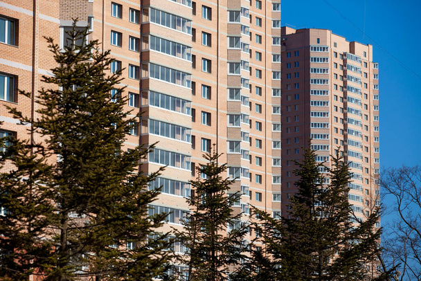 Autumn, 2013 - Vladivostok, Primorsky region - High-rise residential buildings. Multi-colored residential buildings. Windows in residential high-rise buildings. - Foto, Imagen