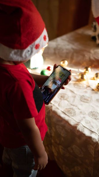 Latin çocuk Noel zamanı bir video görüşmesi yapıyor.. - Fotoğraf, Görsel