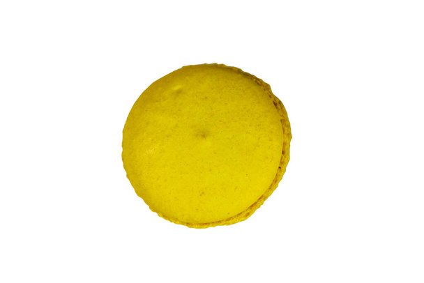 Chutné žluté makrónky izolované na bílém pozadí - Fotografie, Obrázek