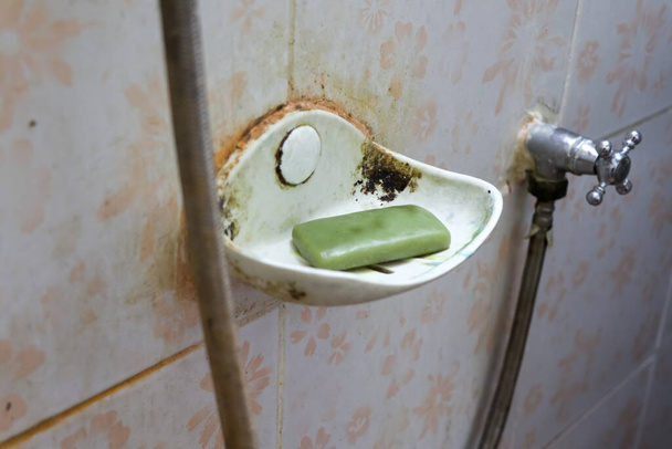 Грязные пятна в старой ванной комнате - Фото, изображение