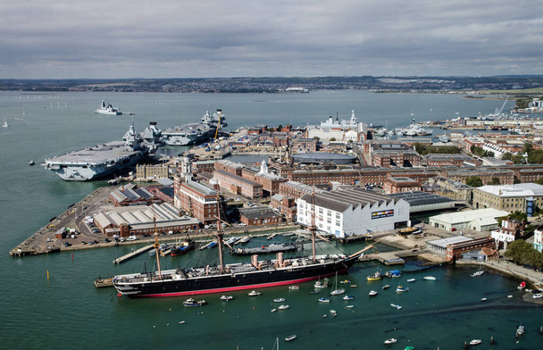 Vue aérienne du chantier naval de la Royal Navy à Portsmouth, Hampshire, par une journée ensoleillée d'été. Vue aérienne, y compris le HMS Warrior et les porte-avions HMS Queen Elizabeth et HMS Prince of Wales. - Photo, image