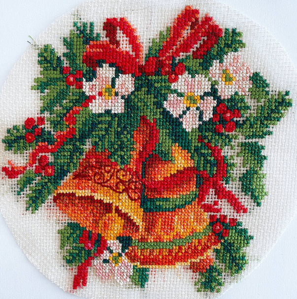 cross stitch christmas wreath with bells and flowers - Photo, Image
