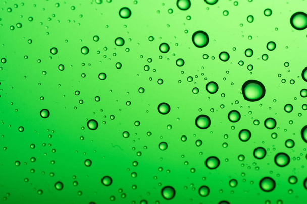 色の背景に水の滴。緑のトーン - 写真・画像