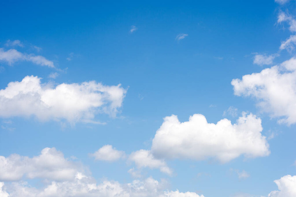 Kék égboltos felhők a napsütéses napsütésben - Fotó, kép