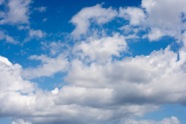 Nuages avec ciel bleu pendant la journée ensoleillée - Photo, image