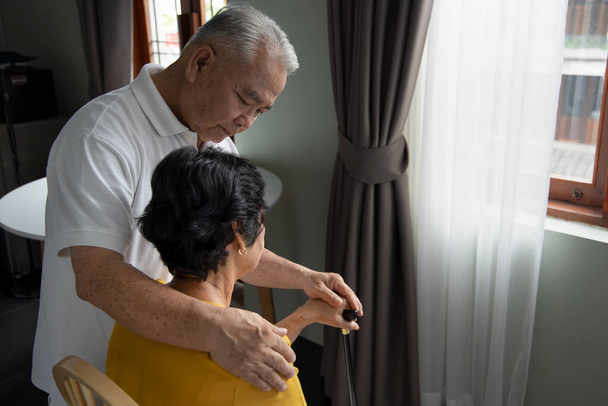 Az idős házaspár keze, akik együtt maradnak, gondoskodnak egymásról, az idős házaspár nyugdíjas vagy nyugdíjas otthonának fogalma, idős korban szeretet és gondoskodás - Fotó, kép