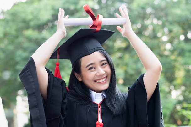 boldog izgatott főiskolai hallgató diploma; koncepció a sikeres oktatás, boldog kezdőnapot, női oktatási egyenlőség, foglalkoztatási lehetőség, felsőfokú végzettség, tengerentúli tanulmányi ösztöndíjak - Fotó, kép
