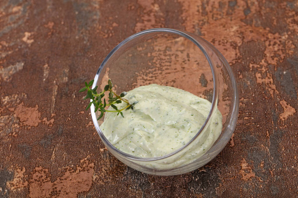 Snack de crema de cabaña con hierbas y ajo - Foto, imagen