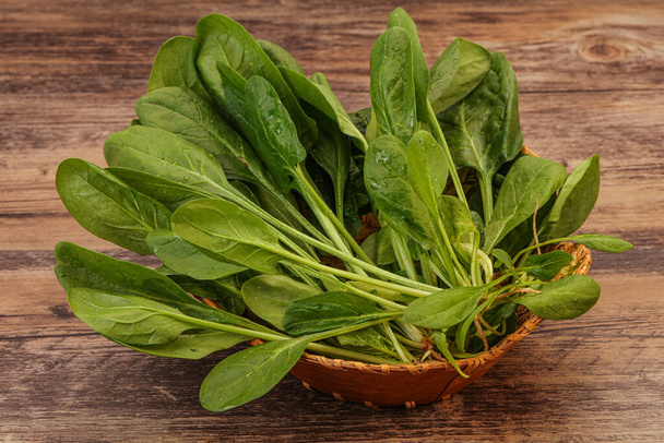 Cocina vegana - Fresco verde hojas de espinaca montón - Foto, Imagen
