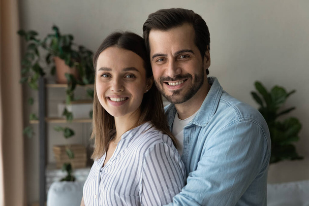 Retrato de pareja caucásica feliz posando en casa - Foto, imagen
