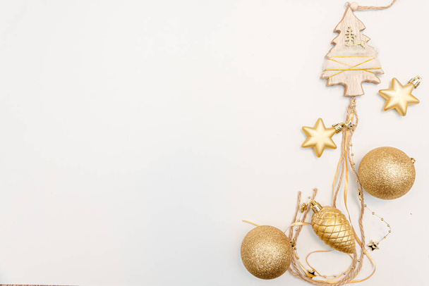 Рождественский подарок с золотыми шариками лук изолирован на белом - Фото, изображение