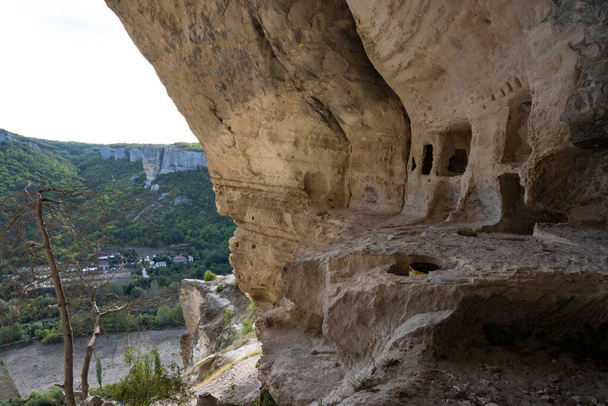 Σπήλαια πόλη των αρχαίων Χριστιανών Kachi Kalon σε Bakhchisarai στη Δημοκρατία της Κριμαίας, Ουκρανία. Μια καθαρή ηλιόλουστη μέρα στις 28 Σεπτεμβρίου 2020. - Φωτογραφία, εικόνα