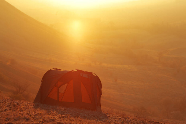 a hegyekben, napkeltekor sátor - Fotó, kép