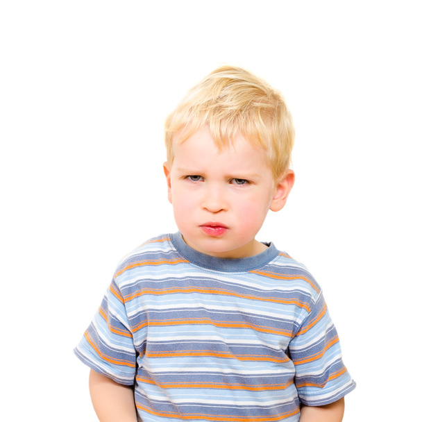 boos en ernstige mooie jongen geïsoleerd op wit - Foto, afbeelding