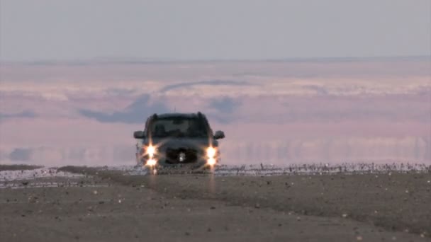auto's passeren op een snelweg door de canyon - Video
