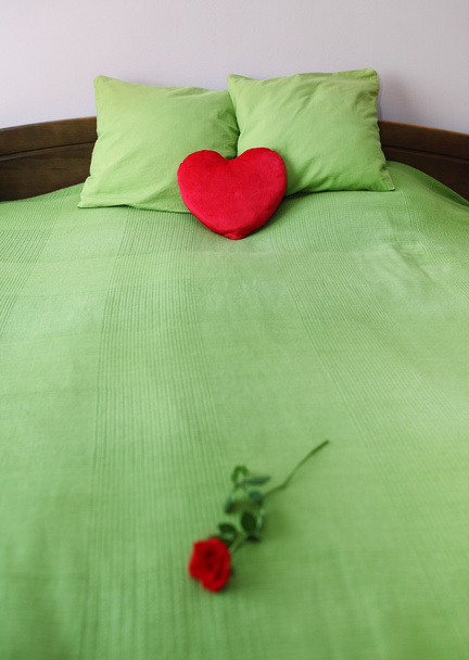ρομαντικό κρεβάτι - Φωτογραφία, εικόνα