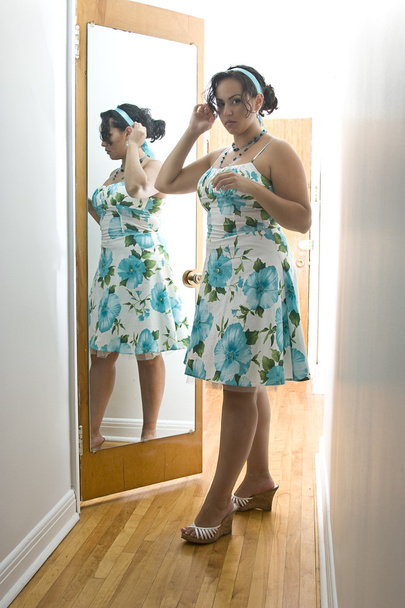 The woman in the mirror - Foto, afbeelding