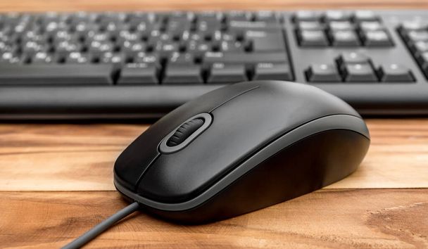 Počítačová klávesnice s myší na dřevěném stole. Zavřít. - Fotografie, Obrázek
