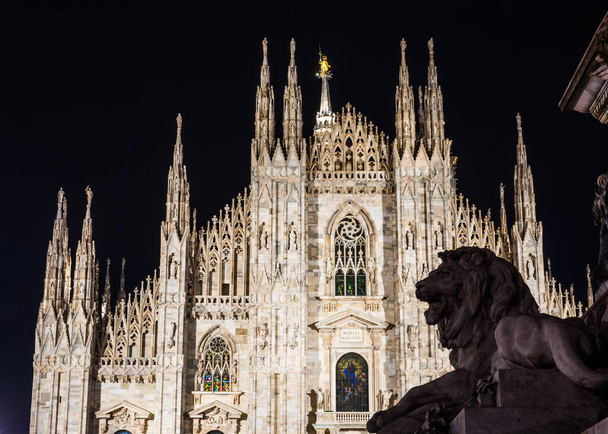 Duomo di Milano katedrális a Duomo téren. (Piazza del Duomo vagy Duomo tér). Milano, Olaszország. - Fotó, kép