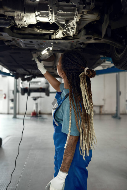 Young afro american girl techician at car service station - Fotoğraf, Görsel